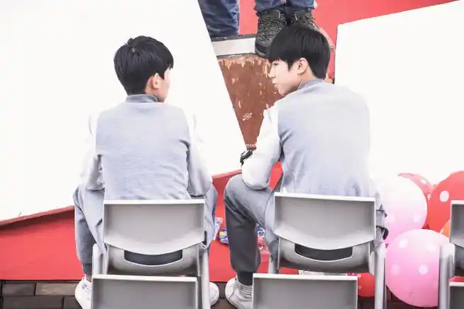 凯源##愚人节##愚人节站姐团建#  @tfboys-王俊凯@tfboys-王源