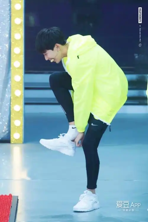 [tfboys][新闻]160906 王源《快本》录制 连换三套服装偷偷比心--爱豆