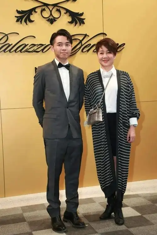 两位代表——霍英东的长子霍震霆以及孙子霍启山(也就是章子怡前男友)