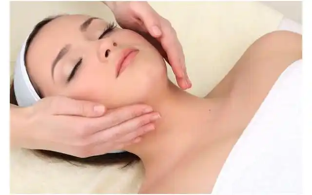 按摩,使人面部的疲劳得以缓解,面部轮廓更加清晰,面部皮肤更加光润