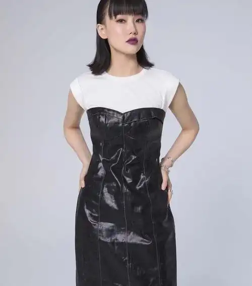 黄龄演出事故后首现机场卫衣短裤虽潮但腿伤明显得让人心疼