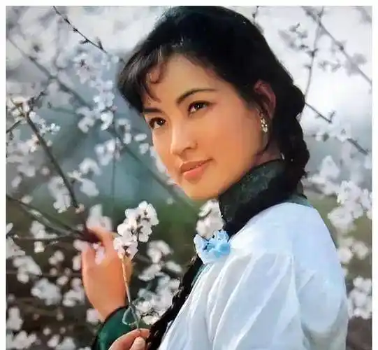 1979年,刘晓庆拍摄了她的成名电影《小花》.