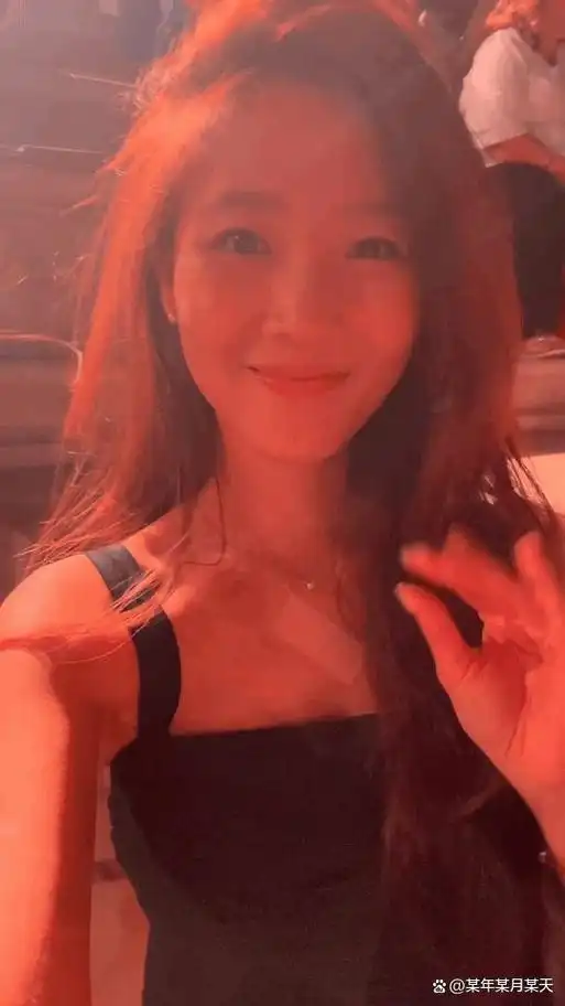 黄轩女友照片大量曝光,网友:这女生磁场干净,能量很高的样子