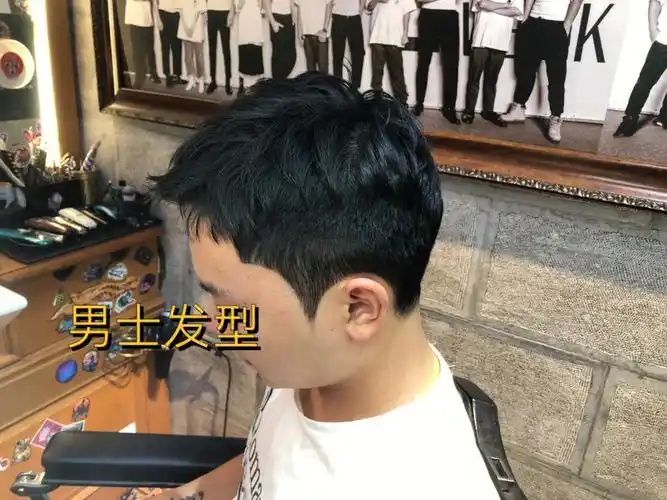 男生剪这种发型,既保留了清爽的感觉,又不显得很成熟,从而得到很多