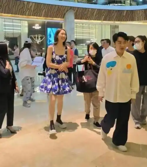 王祖蓝夫妇逛商场被偶遇,前脚获赞恩爱甜蜜,后脚因个头被嘲不搭