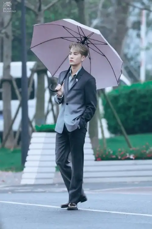 王嘉尔乌云灰渐变西装