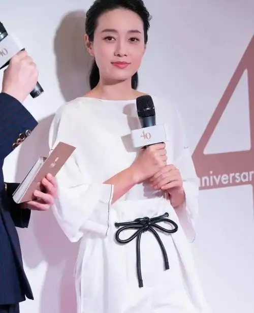 马伊琍的黑白穿搭,散发优雅气质又不失甜美感|发型|减龄|着装|身材