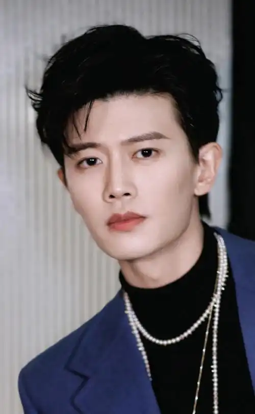 任嘉伦#点开了「那年今天」2021年 vs  2023年,我的男孩更沉稳了