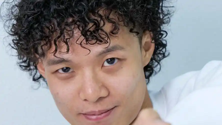 欧美烫长发的男生可以尝试这种卷度,无需打理,轻松出门90