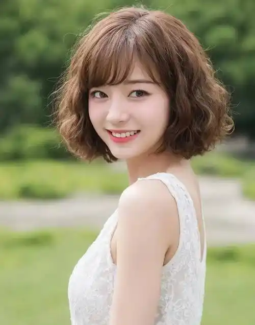 同时,鲍勃发型也适合所有发质,无论是直发还是卷发,都能展现出不同的