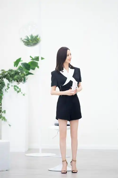 佟丽娅高跟凉鞋