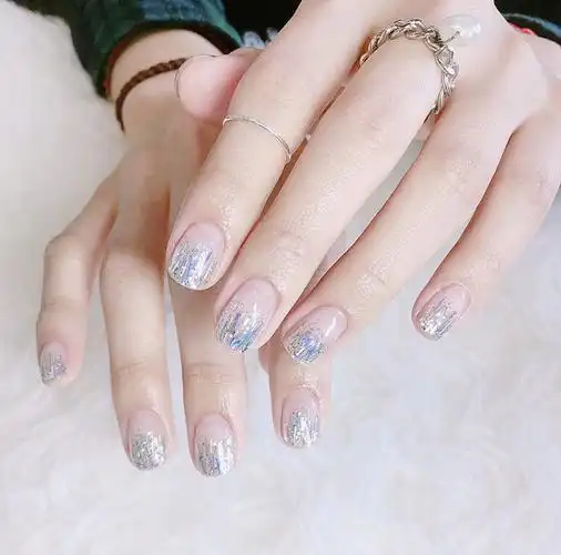 浪漫优雅的银色渐变美甲仿若星光般耀眼华丽