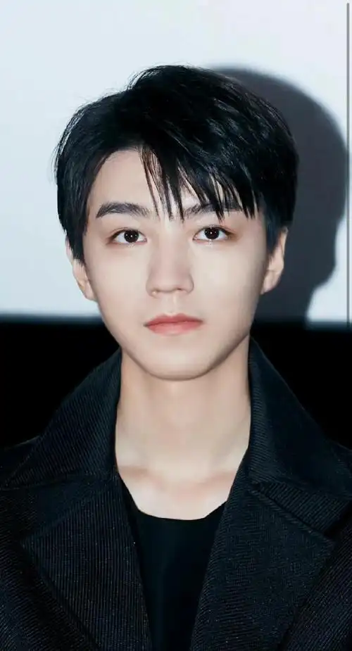 明星的绝美怼脸拍#王俊凯的怼脸拍太心动了97眼睛深邃迷人 五官