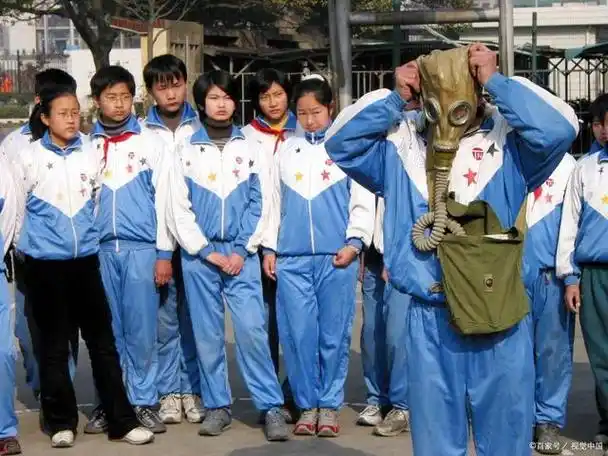 中国以前的校服什么样子