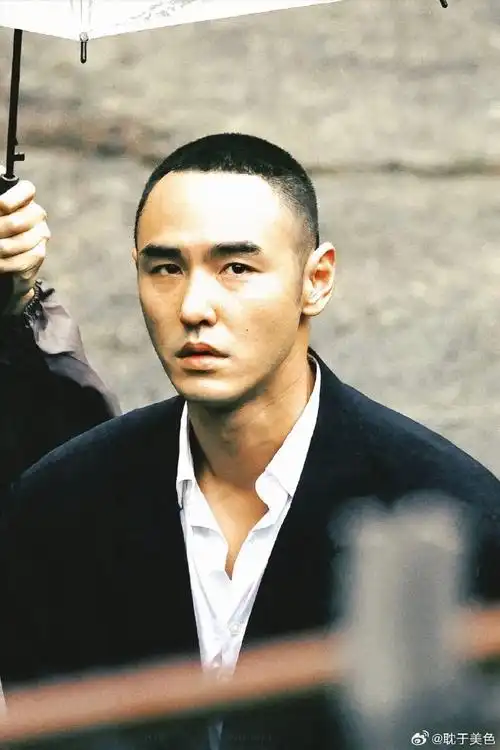 阮经天28岁就是影帝了#  阮经天 垫肩西装加寸头 原地封神!