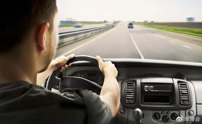 哪种姿势开车最帅老司机用这种姿势开出去迷倒一大片女生