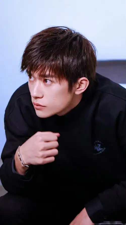 易烊千玺满江红直播造型92短发 all black造型,清爽帅气～好有范一