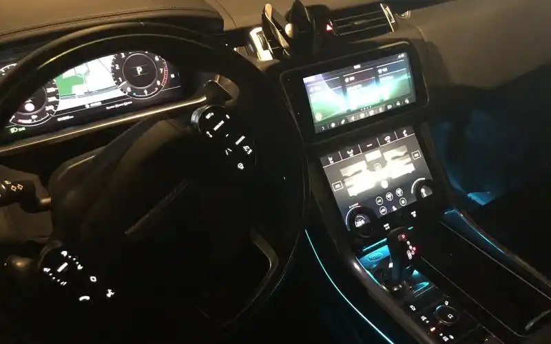 全新路虎揽胜运动夜间驾驶(氛围灯,抬头显示,自适应像素大灯)_哔哩