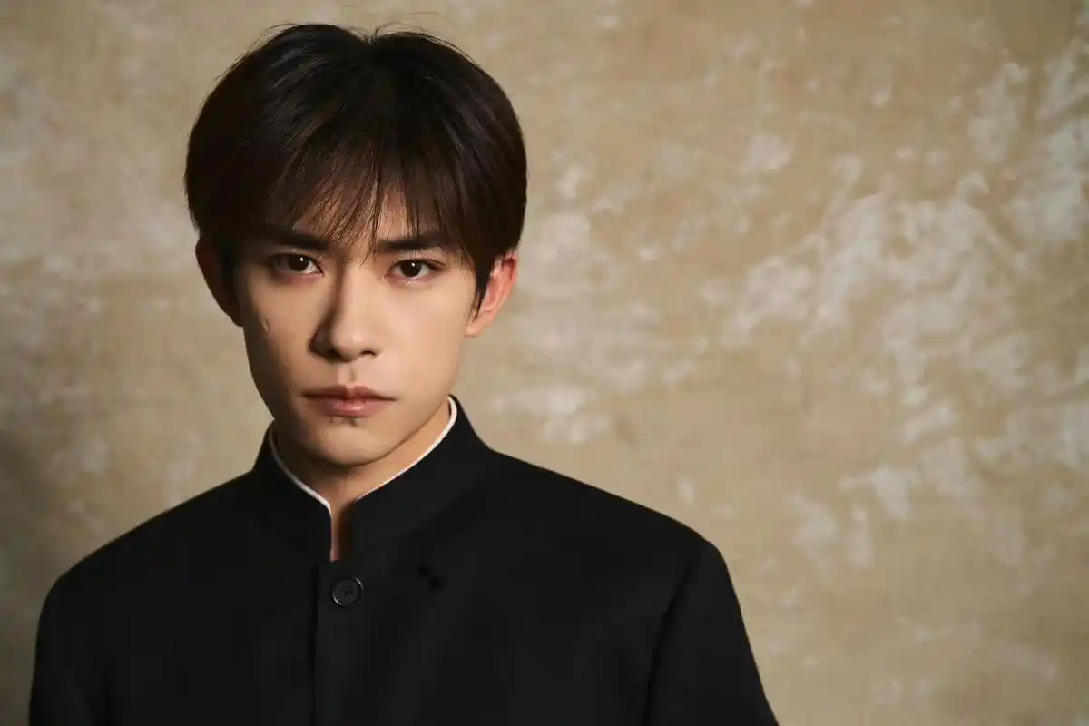 中国电影华表奖 #易烊千玺中山装 今天的帅气满分 - 抖音