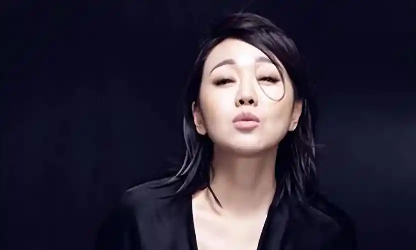 闫妮撕开与赵本山的"窗户纸",难怪当了十六年单亲妈妈_朋友_因为_女儿