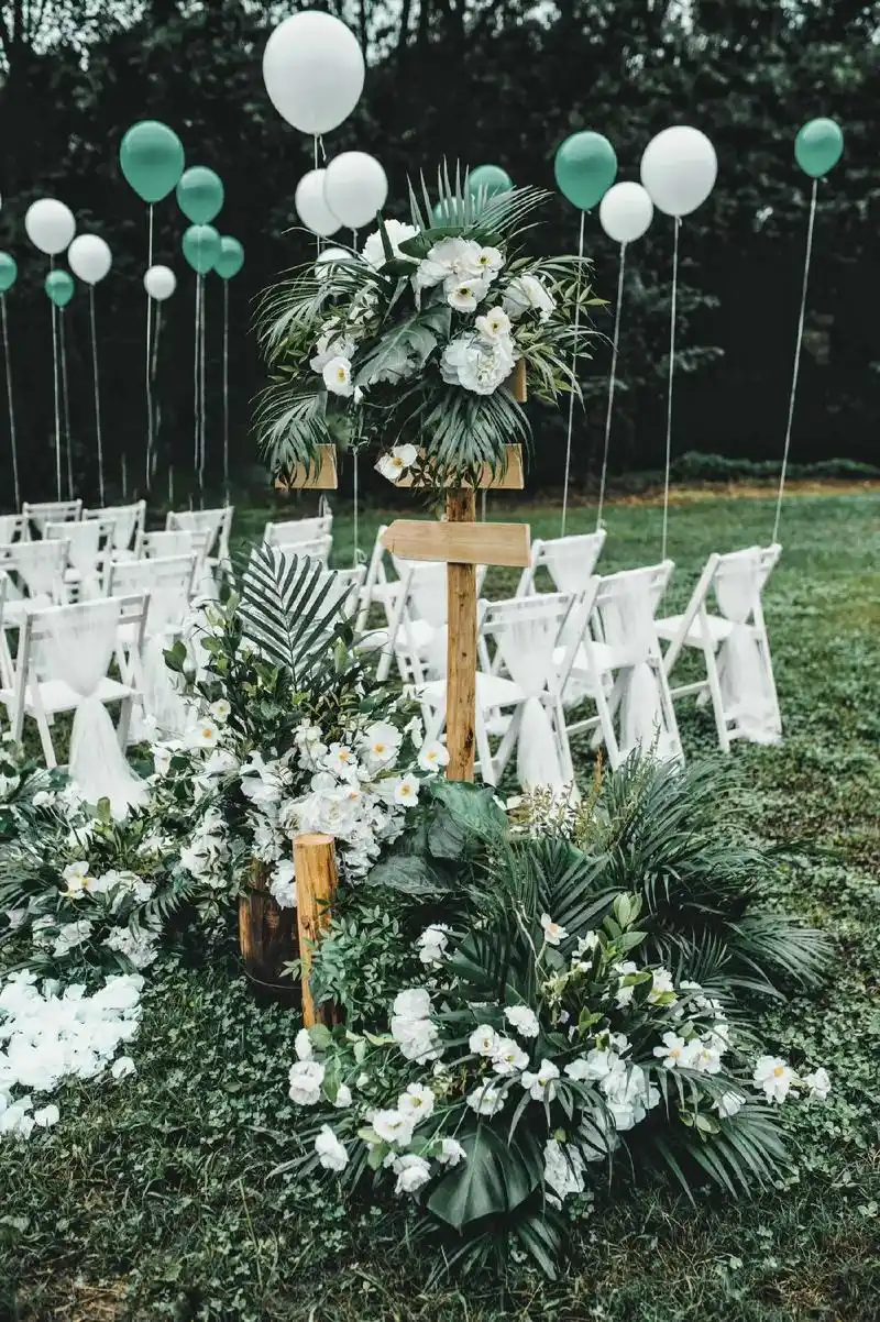 户外婚礼白绿色系婚礼布置