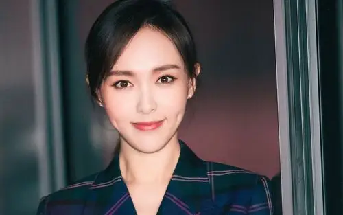 唐嫣齐刘海大长腿为roger viver代言,尽显法式优雅!