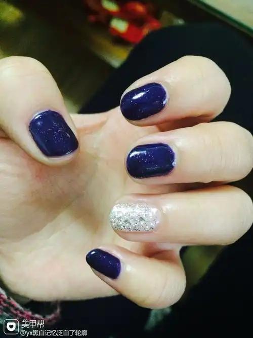 圆形简约紫蓝美甲图片