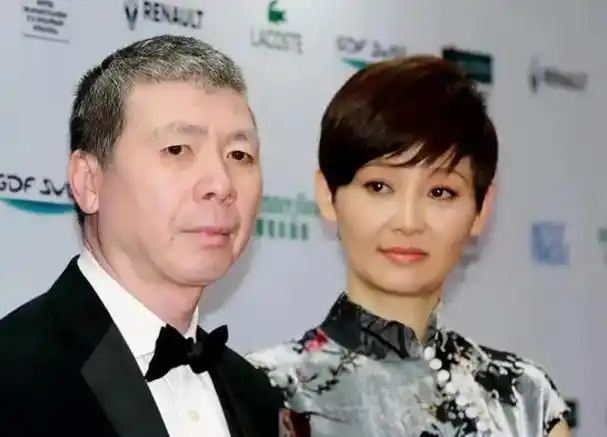 两个孩子没血缘关系丈夫冯小刚被弃年少时欠的债徐帆还了