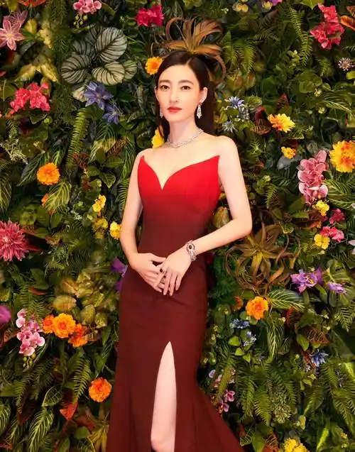 出道13年鲜有绯闻,33岁的她仍是美到令人窒息,不知花落谁家_王丽坤