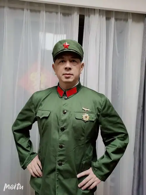 我曾经是一名军人,我就爱我的这一身军装