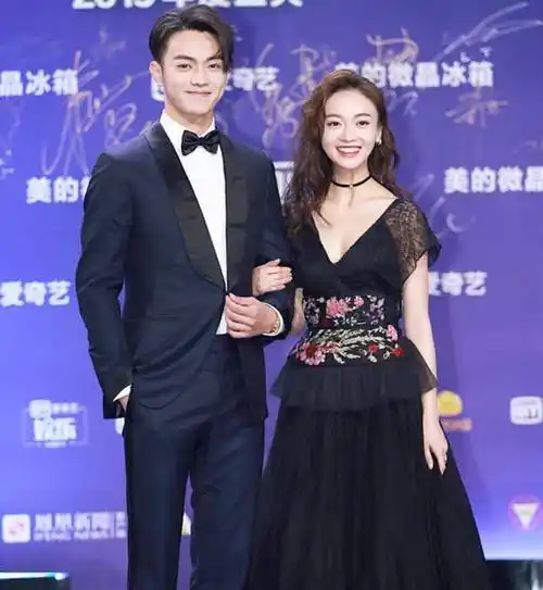 吴谨言和许凯还真的是配一脸的甜蜜的感觉啊,笑起来真的就像是一种