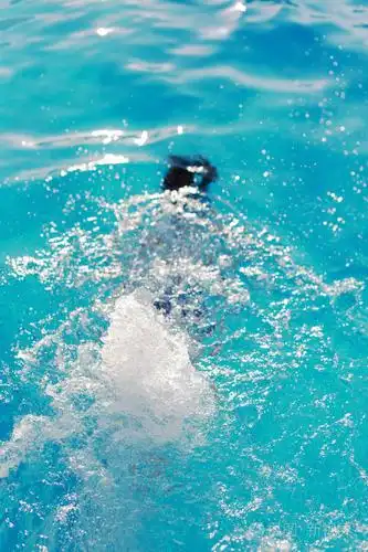 小游泳水下和 spashing 的腿在游泳池