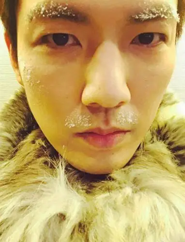 钟汉良微博晒自拍满脸雪花看上去十分寒冷五官却依旧帅气迷人