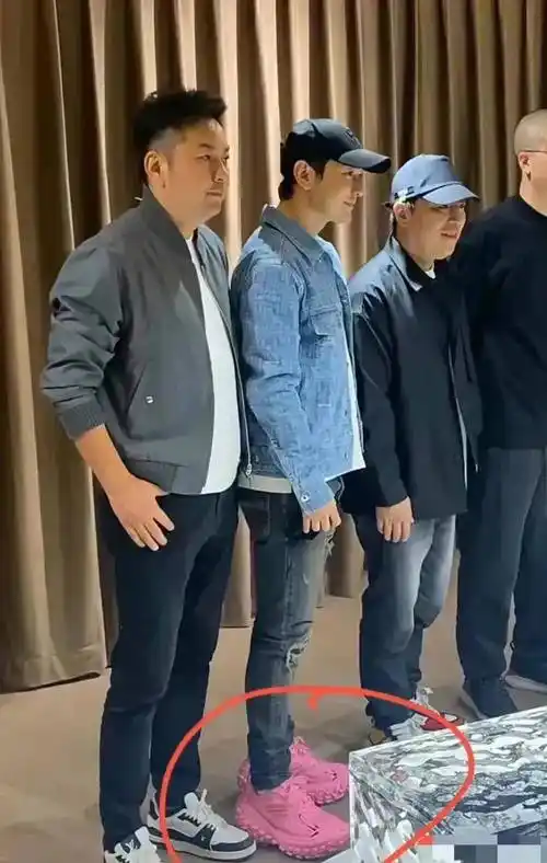 黄晓明踩高帮球鞋,道出质朴真相_身高_鞋子_因为