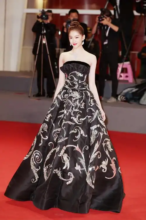 关晓彤亮相威尼斯红毯 黑金长裙星光闪耀