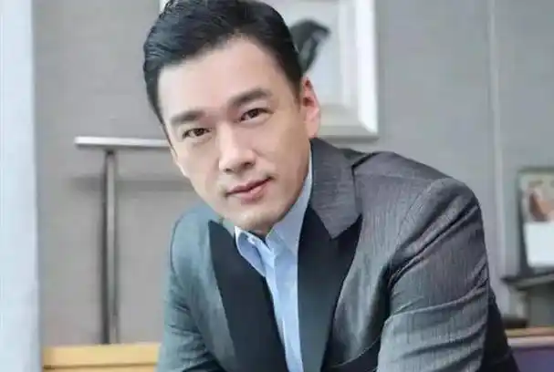 服完役之后才发展成恋人的,据传他的妻子郭晏青还是王耀庆房东的女儿