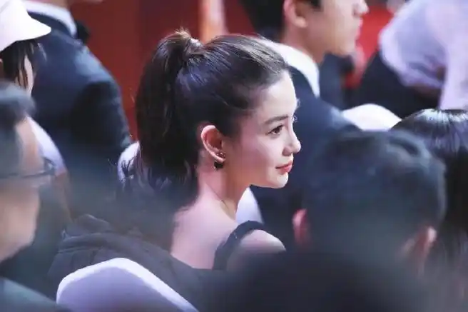 杨颖晒车内侧颜随拍#一大波侧颜来袭,谁会不爱@angelababy的侧脸拿靠