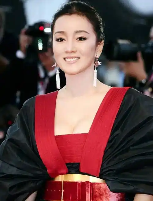 原创巩俐的脸绷得真紧常年坚持烟熏妆裸色口红越看越有味道