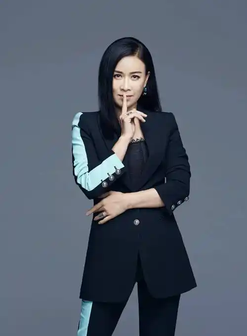 56岁那英疑再遭重创!