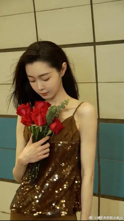 宋轶淡妆黑长直##宋轶晒玫瑰写真