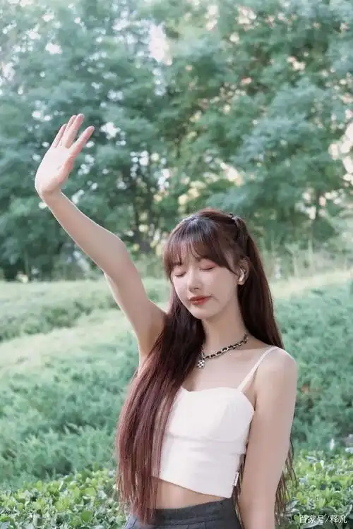 照片中,孔雪儿身穿白色吊带搭配短裙,露出漂亮的锁骨和小蛮腰,她俏脸