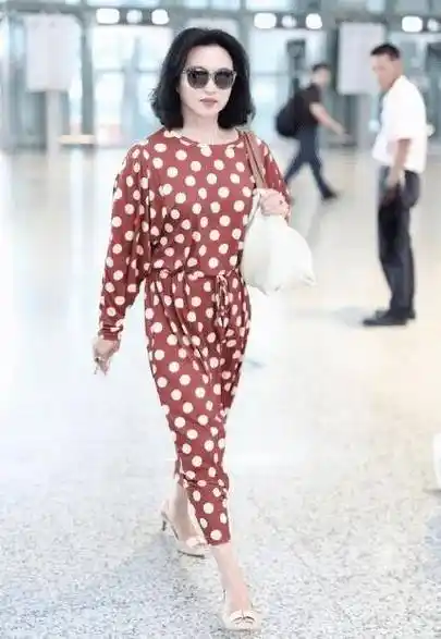 52岁金星终于穿对了黑色v领连衣裙优雅减龄无奈小腿暴露年龄