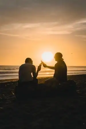 好朋友干杯喝酒的图片