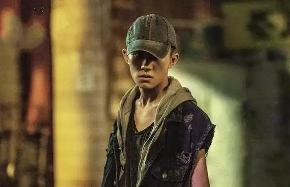 扩展资料:《少年的你》电影的后半段,陈念和小北都剃成了寸头,这也是