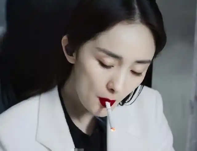 抽烟剧照:杨幂眼神都是狠辣,赵丽颖小可爱像是在吃棒棒糖