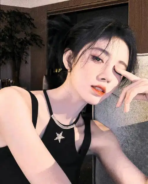 鞠鞠 :#宝藏女孩鞠婧祎  超级绝的烟熏妆