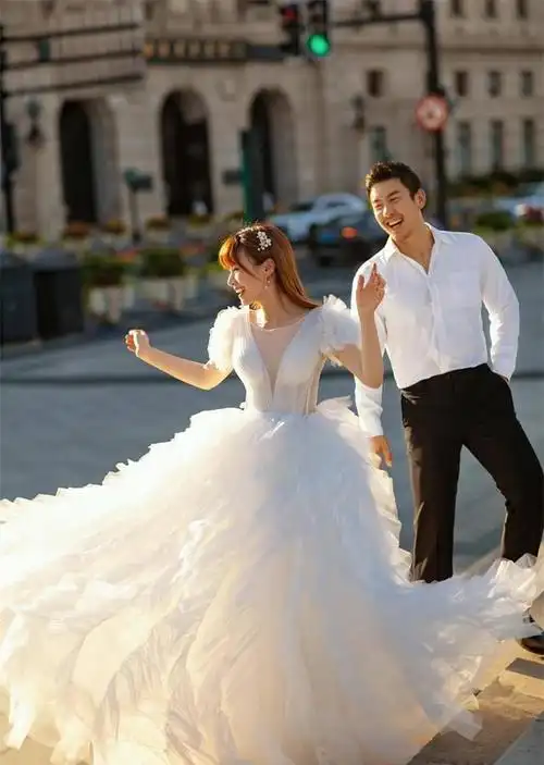 甜美万蒂妮嫁小学同学口碑好