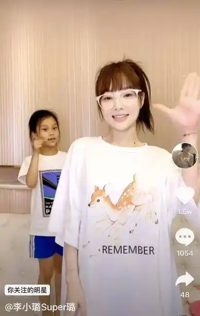 李小璐母女跳"手指舞",甜馨掉门牙好害羞,肤色被嘲"黑白配"_贾乃亮