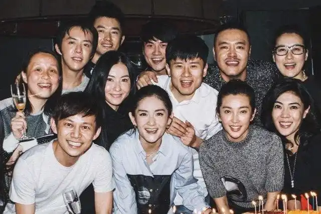 华谊早年明星大合影,一眼望去范冰冰最醒目,陈好的站姿怎么了?