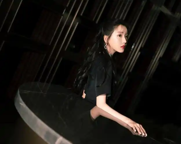 姜贞羽俏皮黑色搭配写真图片29